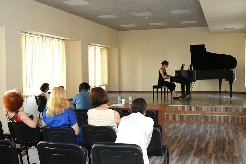 В Баку прошел мастер-класс известного российского пианиста