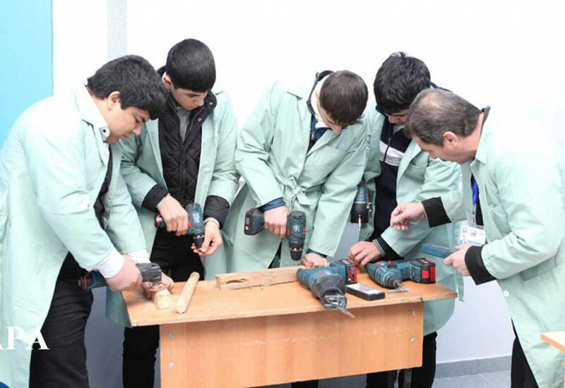 В Азербайджане в два раза уменьшается размер стипендии лицам, привлекаемым к профподготовке