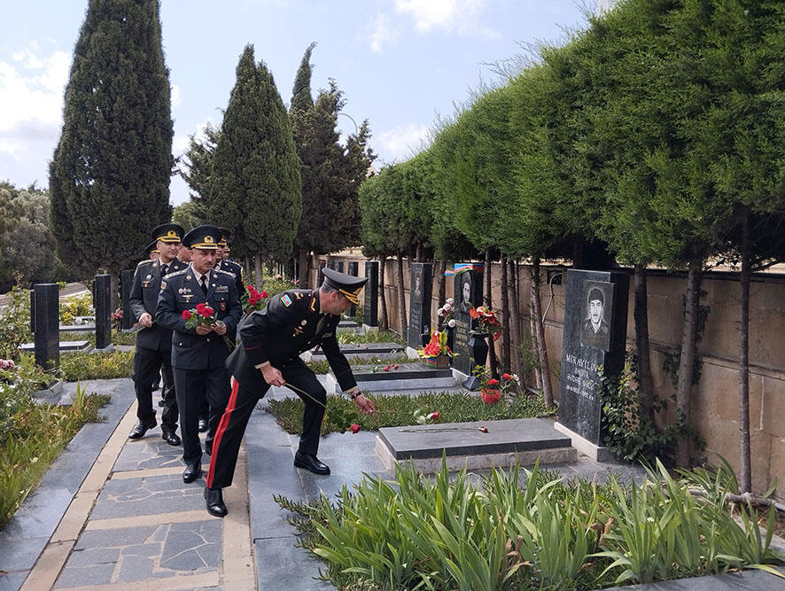 Руководство минобороны Азербайджана посетило могилы великого лидера Гейдара Алиева и шехидов