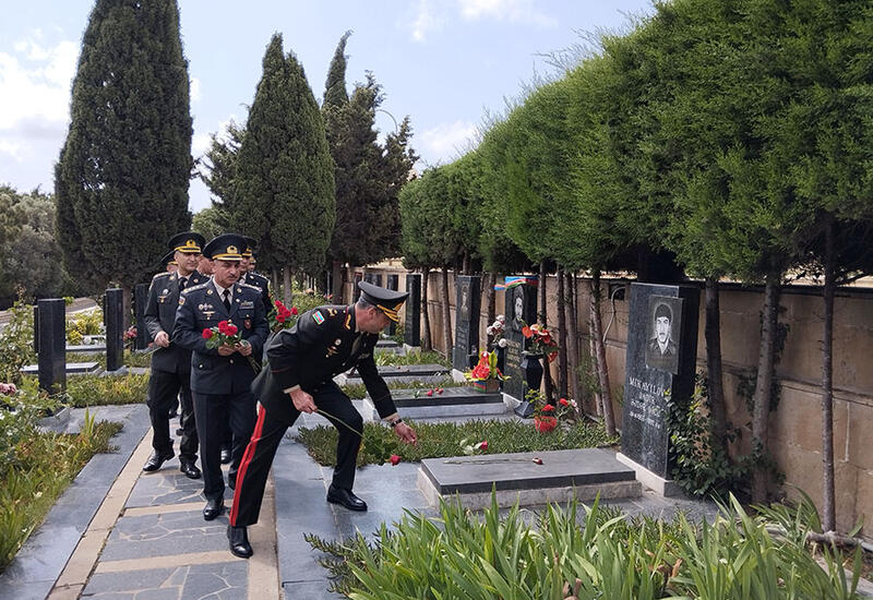 Руководство минобороны Азербайджана посетило могилы великого лидера Гейдара Алиева и шехидов