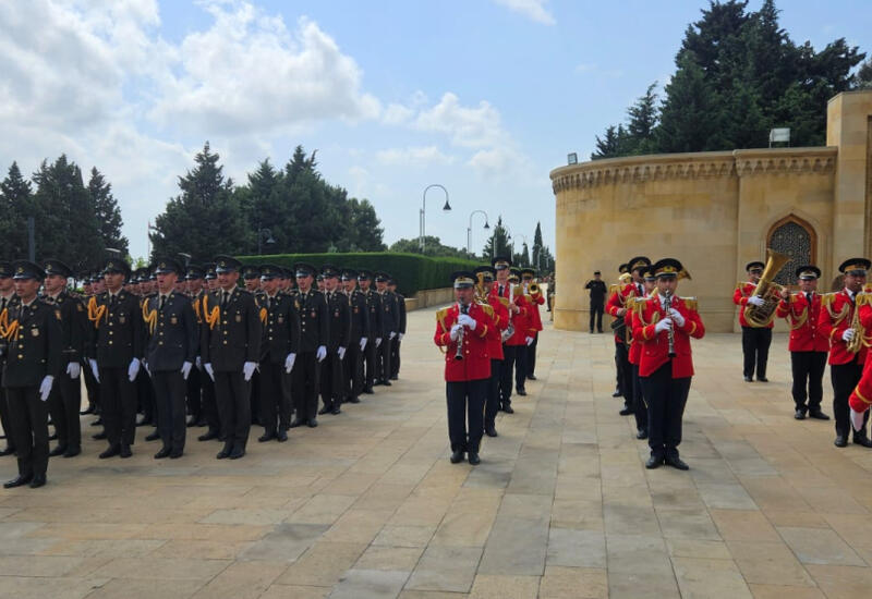 Шествия в сопровождении военных оркестров в Баку