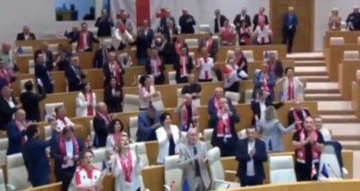 Gürcüstan parlamentində deputatlar rəqs etdi