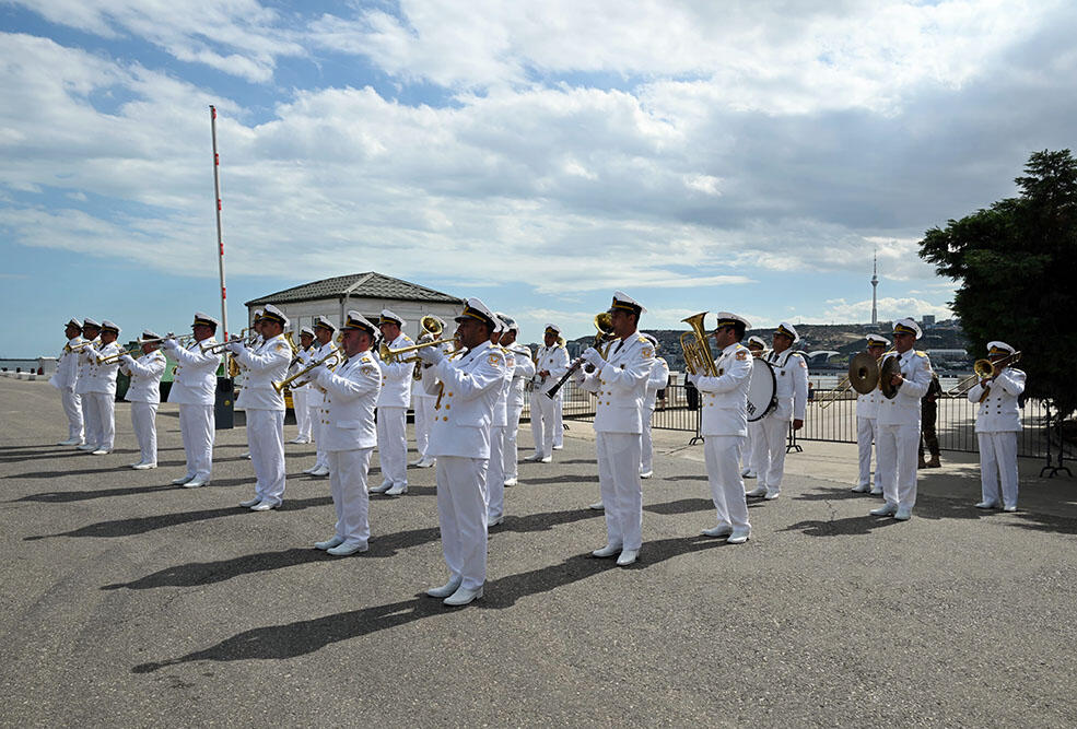 Корабли Каспийской флотилии ВМФ России совершили дружественный визит в Баку