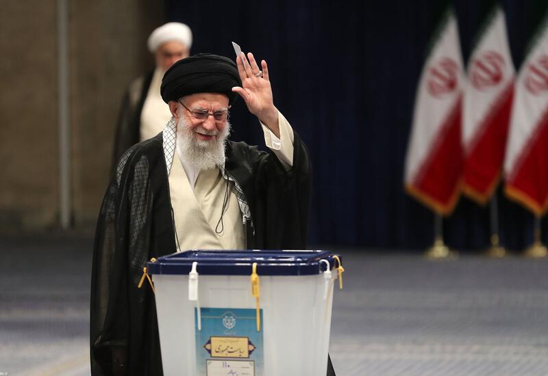Хаменеи принял участие в голосовании на внеочередных президентских выборах