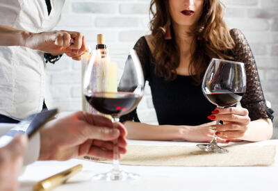 Ученые выяснили, что умеренно выпивающие вместе пары живут дольше