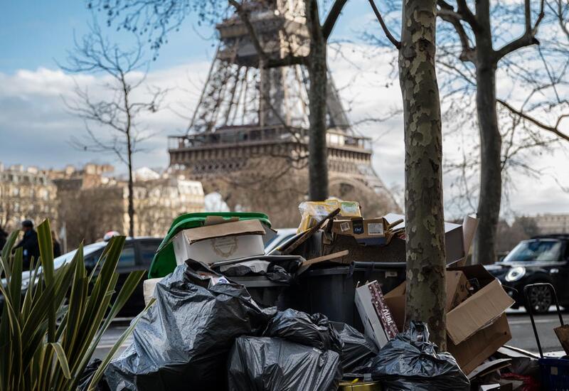 Туристы игнорируют Париж