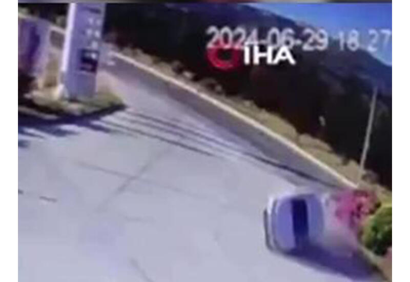 В Турции машина перевернулась и на крыше доехала до заправк