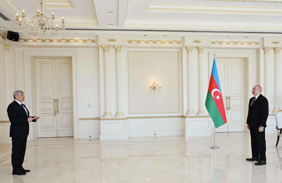 Президент Ильхам Алиев принял верительные грамоты новоназначенного посла Кыргызской Республики в нашей стране
