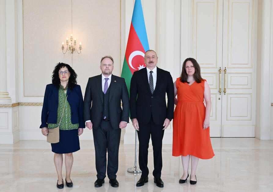 Президент Ильхам Алиев принял верительные грамоты новоназначенного посла Канады в нашей стране