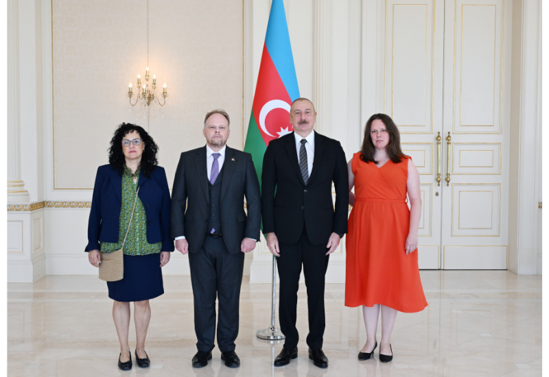 Президент Ильхам Алиев принял верительные грамоты новоназначенного посла Канады в нашей стране