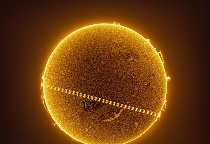 Фотограф сделал завораживающий снимок МКС на фоне Солнца