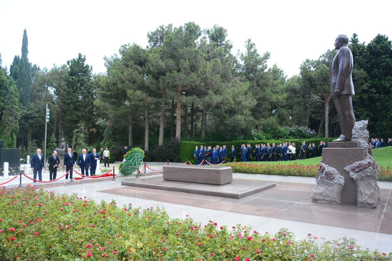 Руководящий состав МИД Азербайджана посетил Аллею почетного захоронения и Аллею шехидов