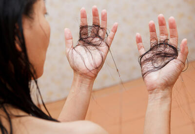 Отсутствие головного убора летом грозит потерей волос <span class="color_red">- врач-трихолог</span>