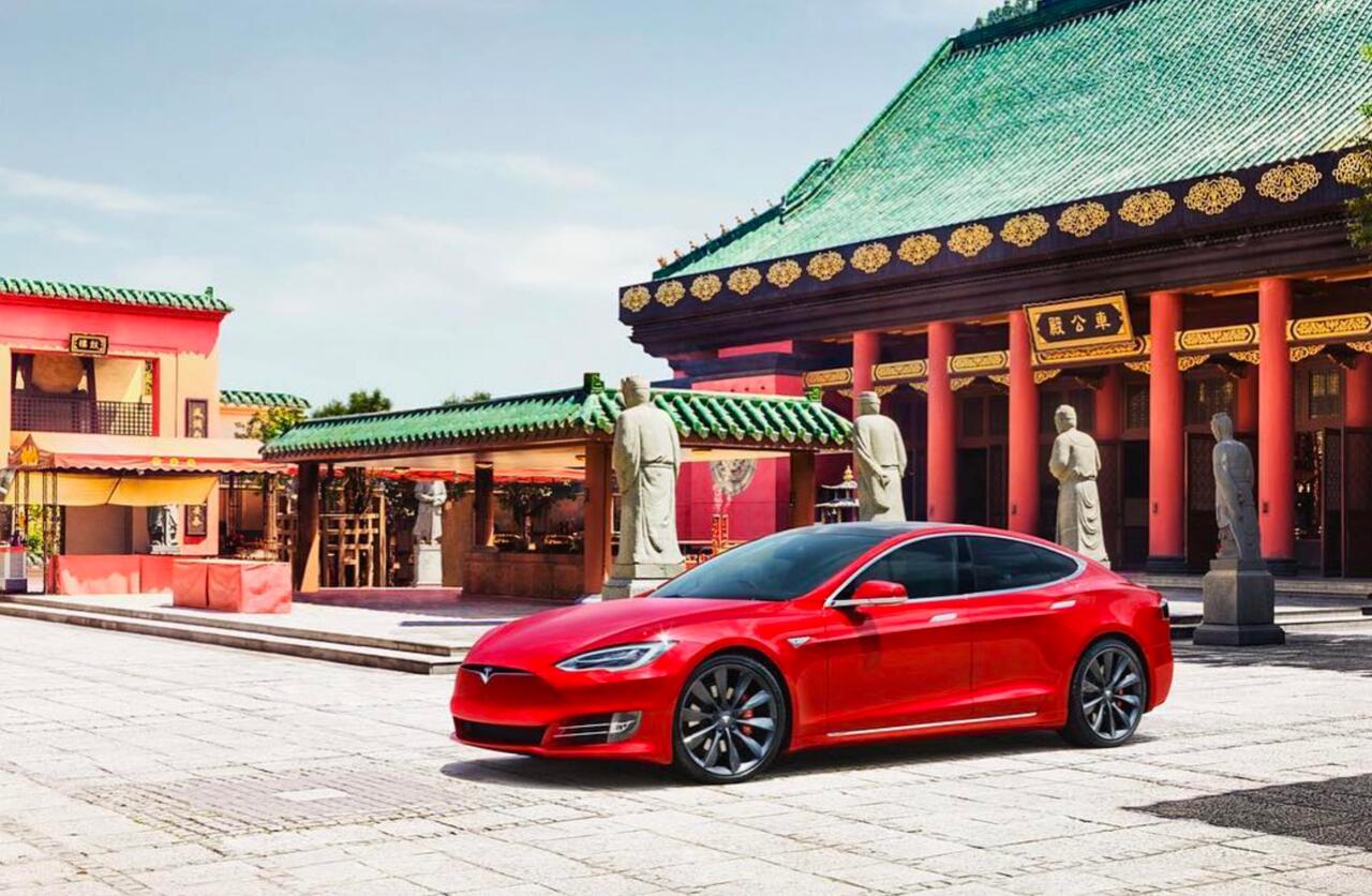Tesla снизила продажи электромобилей в Китае
