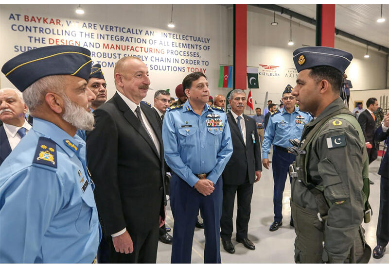 Президент Ильхам Алиев ознакомился с военной выставкой в "Национальном парке аэрокосмической науки и технологий" в Исламабаде