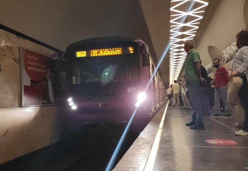 Metroda qataraların hərəkətində gecikmə olub