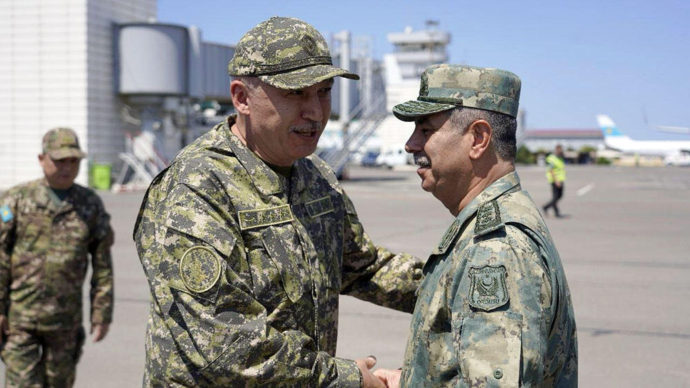 Министр обороны Азербайджан прибыл в Казахстан