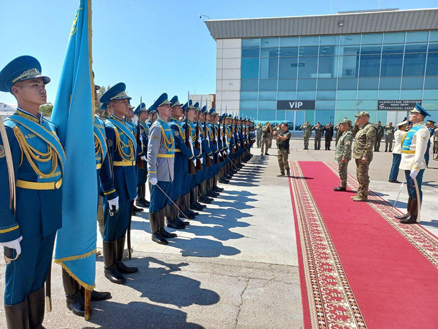 Министр обороны Азербайджана прибыл в Казахстан