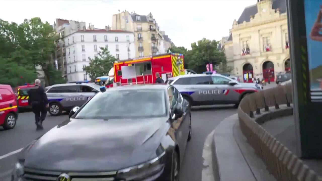 Автомобиль наехал на террасу кафе в Париже