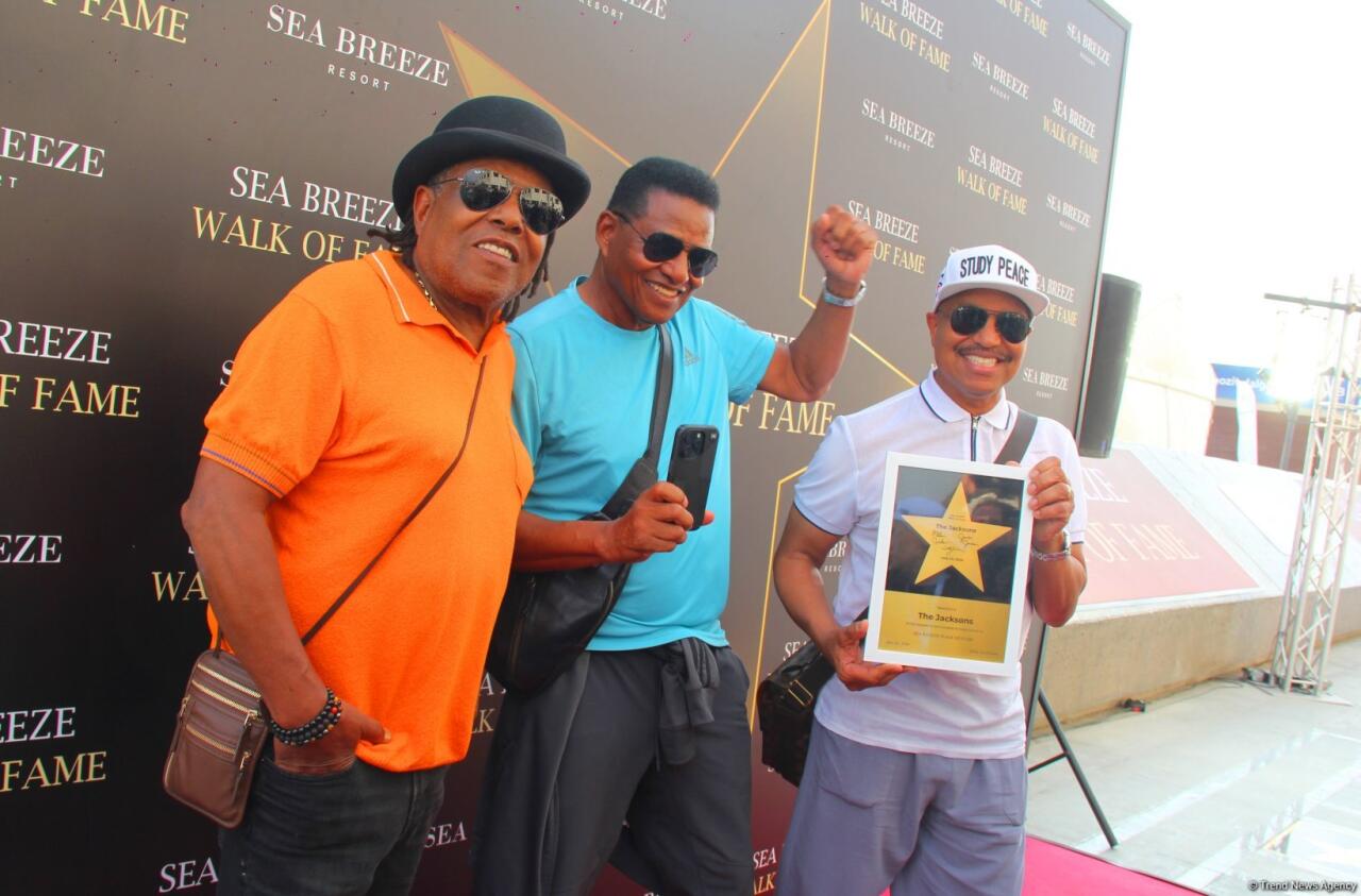 Легендарная группа The Jacksons заложила звезду в Sea Breeze Walk of Fame в Баку