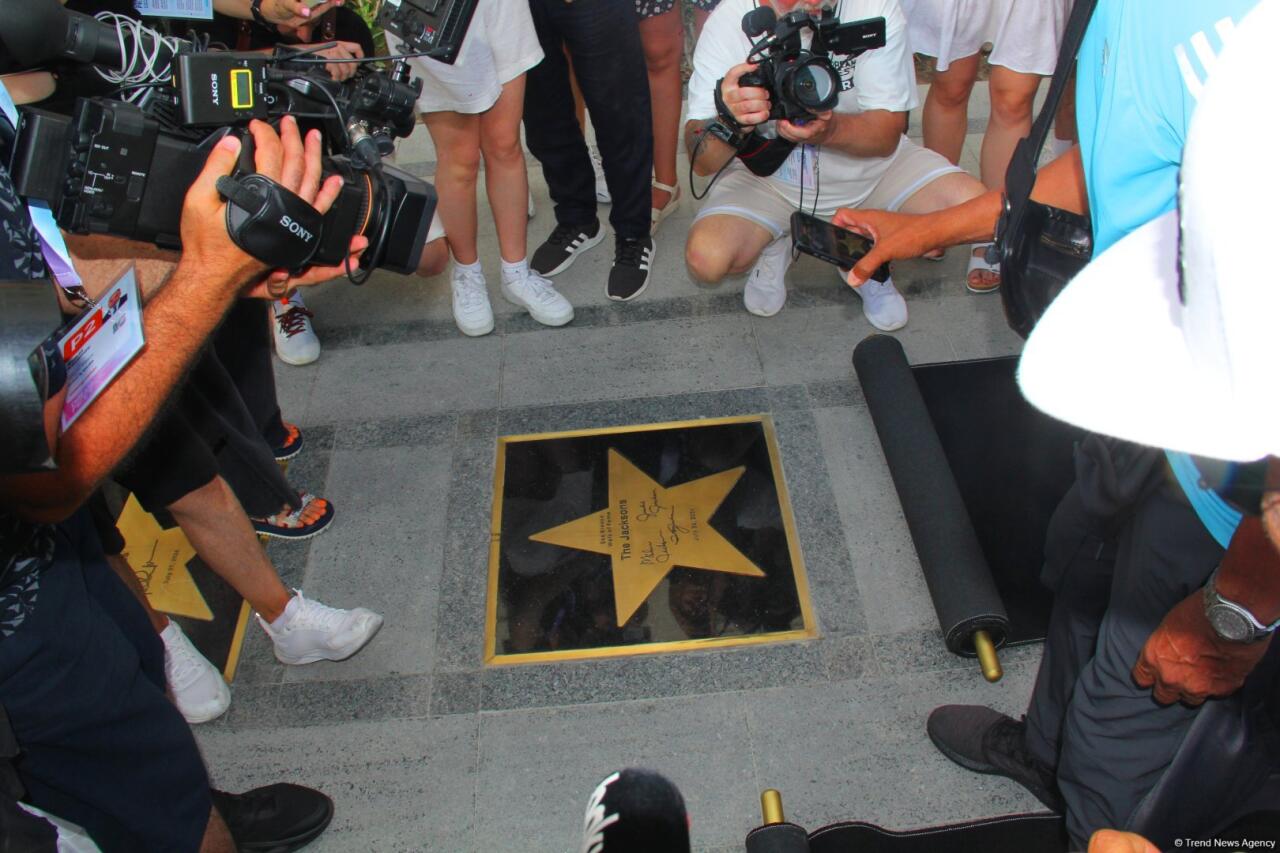 Легендарная группа The Jacksons заложила звезду в Sea Breeze Walk of Fame в Баку