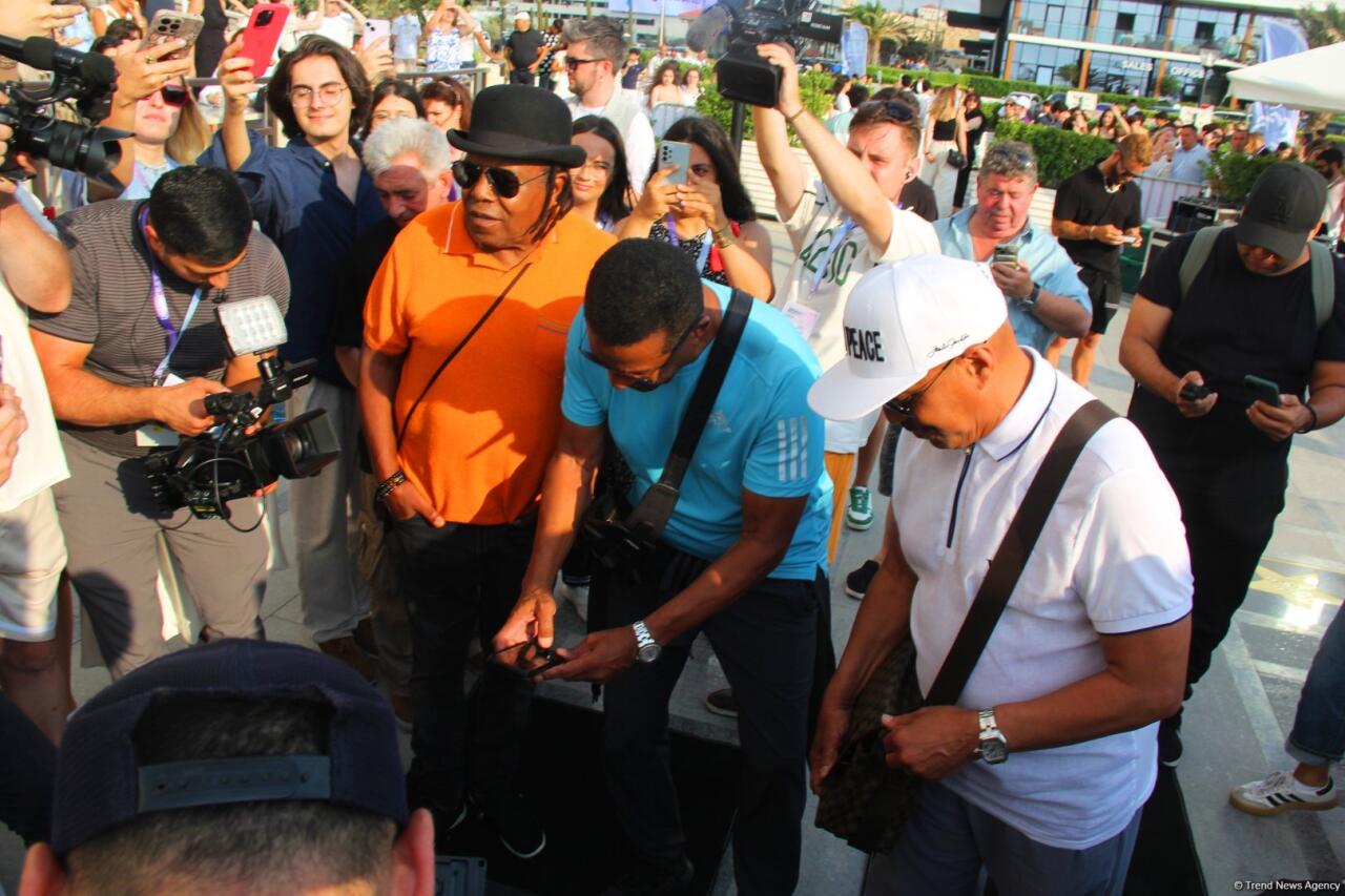 Легендарная группа The Jacksons заложила звезду в Sea Breeze Walk of Fame в Баку