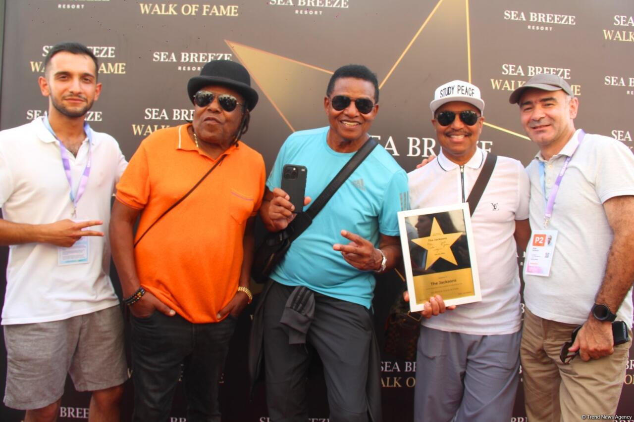 Легендарная группа The Jacksons заложила звезду в Sea Breeze Walk of Fame в Баку