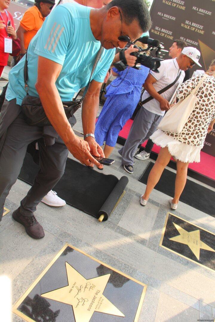 Легендарная группа The Jacksons заложила звезду в Sea Breeze Walk of Fame в Баку