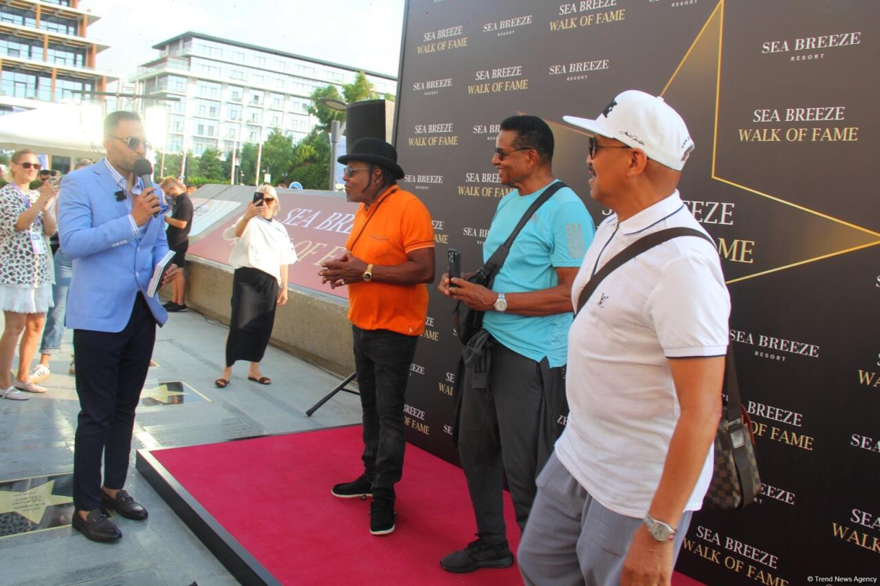 Легендарная группа The Jacksons заложила звезду в Sea Breeze Walk of Fame в Баку