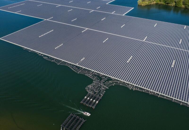 Начала функционировать плавучая солнечная электростанция "Беюкшор"