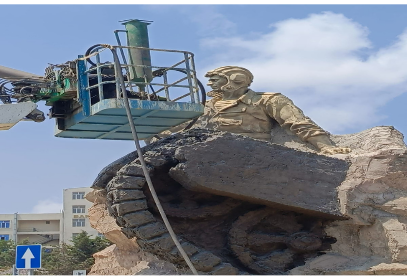 На памятнике Национальному герою Азербайджана Альберту Агарунову проводятся реставрационные работы