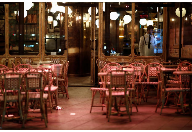 В Париже снизилось число посетителей кафе и ресторанов