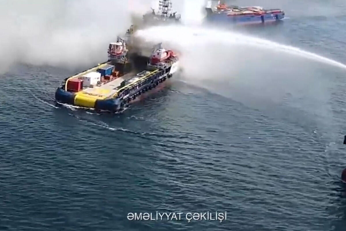 На Каспии продолжаются мероприятия по тушению пожара на судне, члены экипажа эвакуированы
