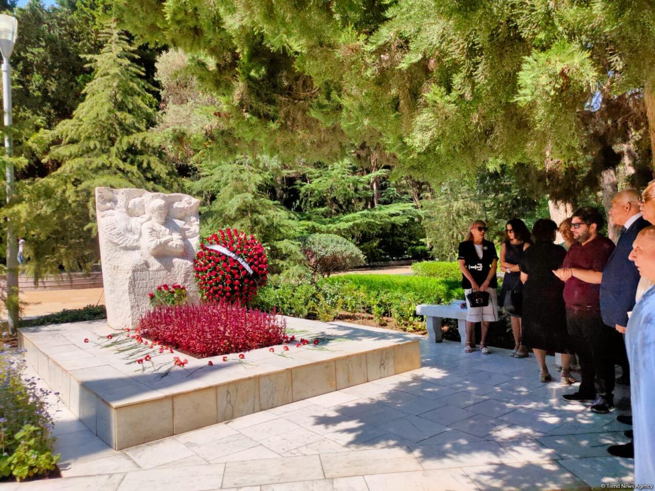 Прошло 40 лет… В Аллее почетного захоронения в Баку почтили память Маэстро Ниязи