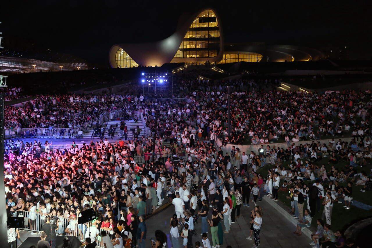 Heydər Əliyev Mərkəzinin parkında “Yay Festivalı” bağlanış konserti keçirilib