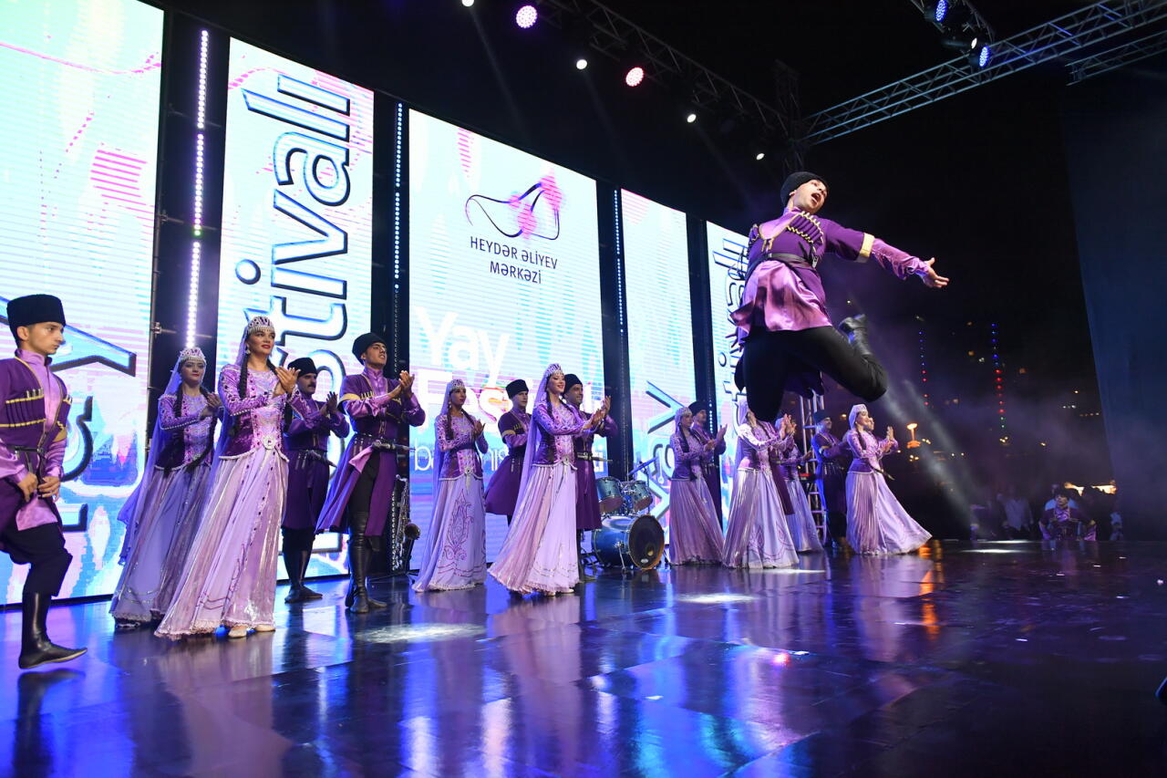 Heydər Əliyev Mərkəzinin parkında “Yay Festivalı” bağlanış konserti keçirilib