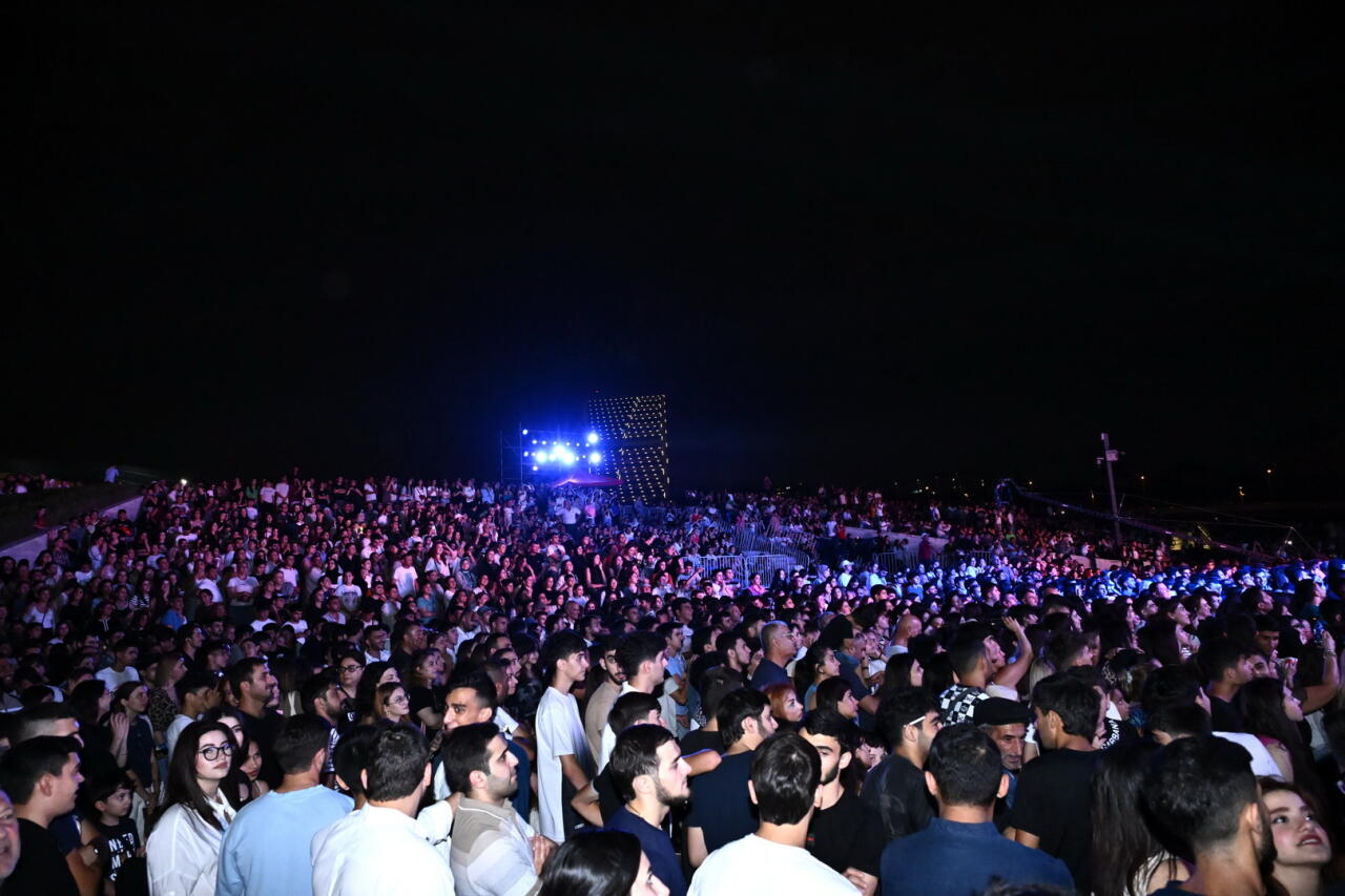 Heydər Əliyev Mərkəzinin parkında “Yay Festivalı” bağlanış konserti keçirilib