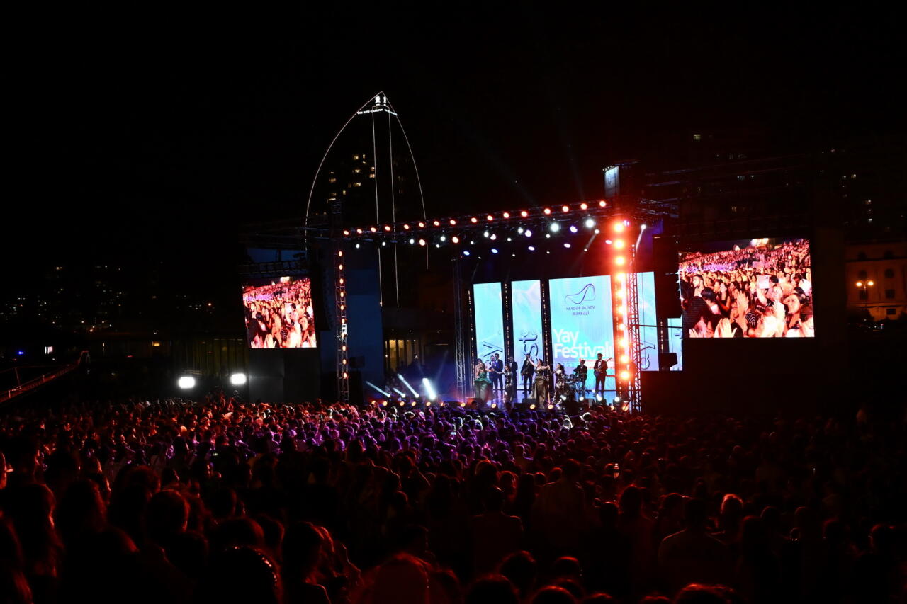 Heydər Əliyev Mərkəzinin parkında “Yay Festivalı” bağlanış konserti keçirilib