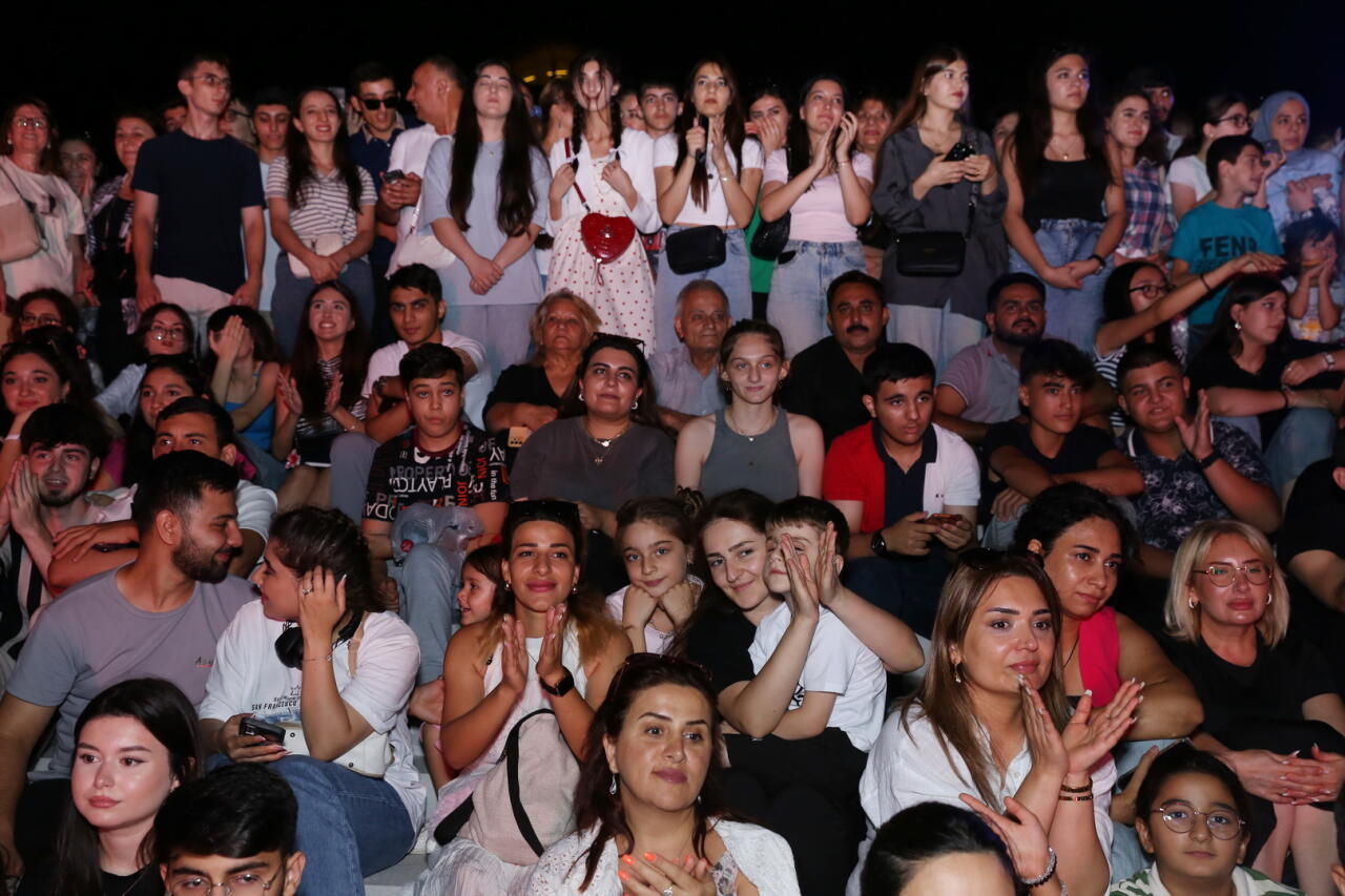 Heydər Əliyev Mərkəzinin parkında “Yay Festivalı” bağlanış konserti keçirilib