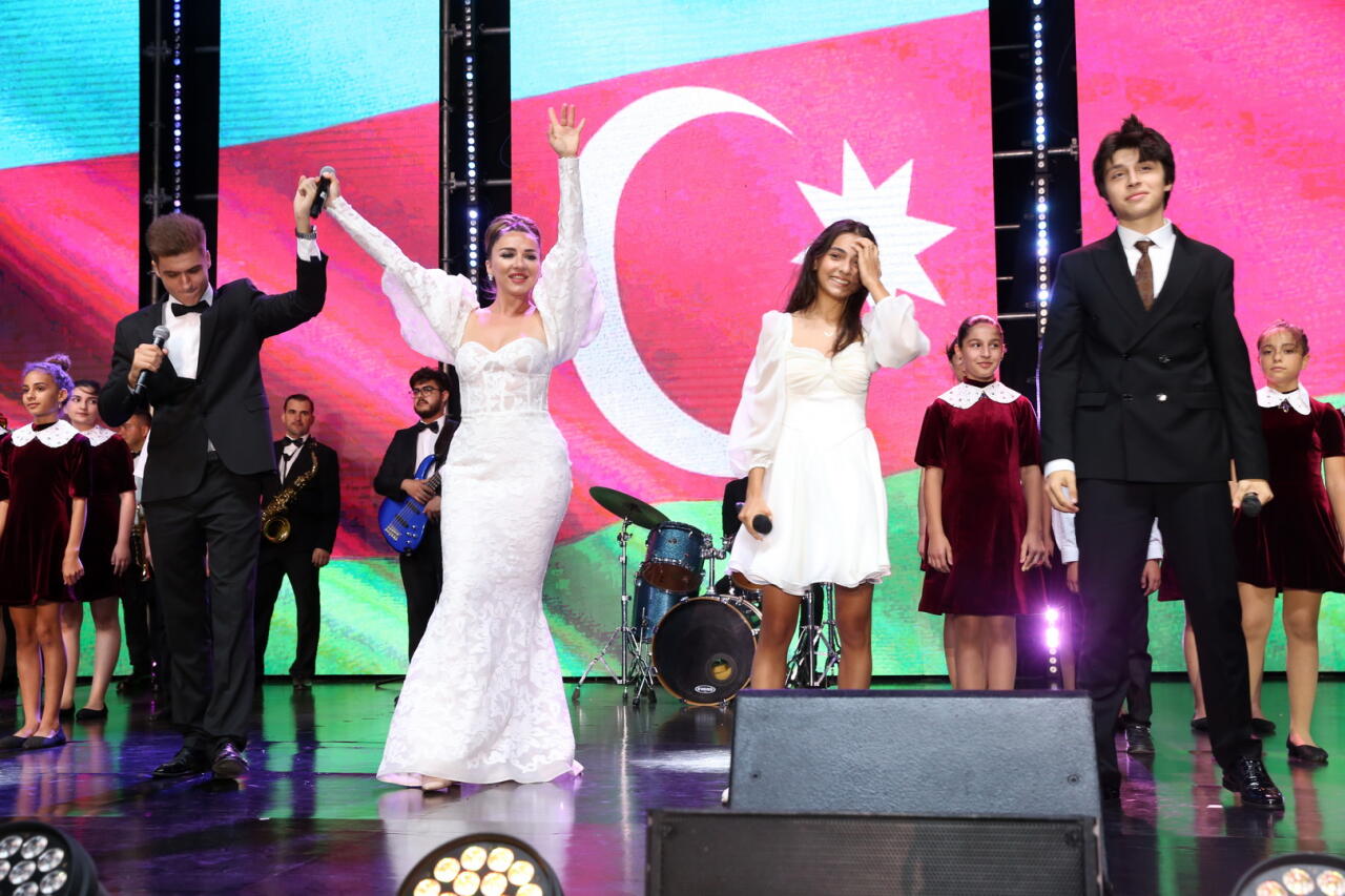 Heydər Əliyev Mərkəzinin parkında “Yay Festivalı” bağlanış konserti keçirilib