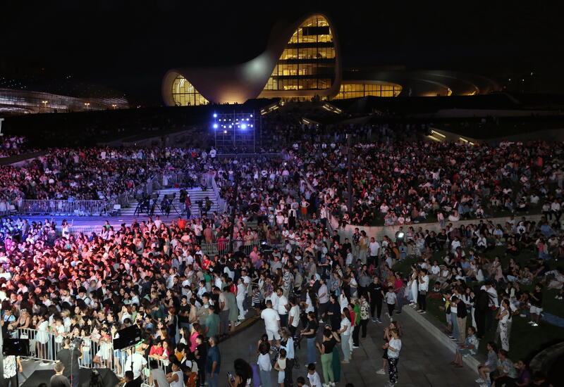 Heydər Əliyev Mərkəzinin parkında “Yay Festivalı” bağlanış konserti keçirilib