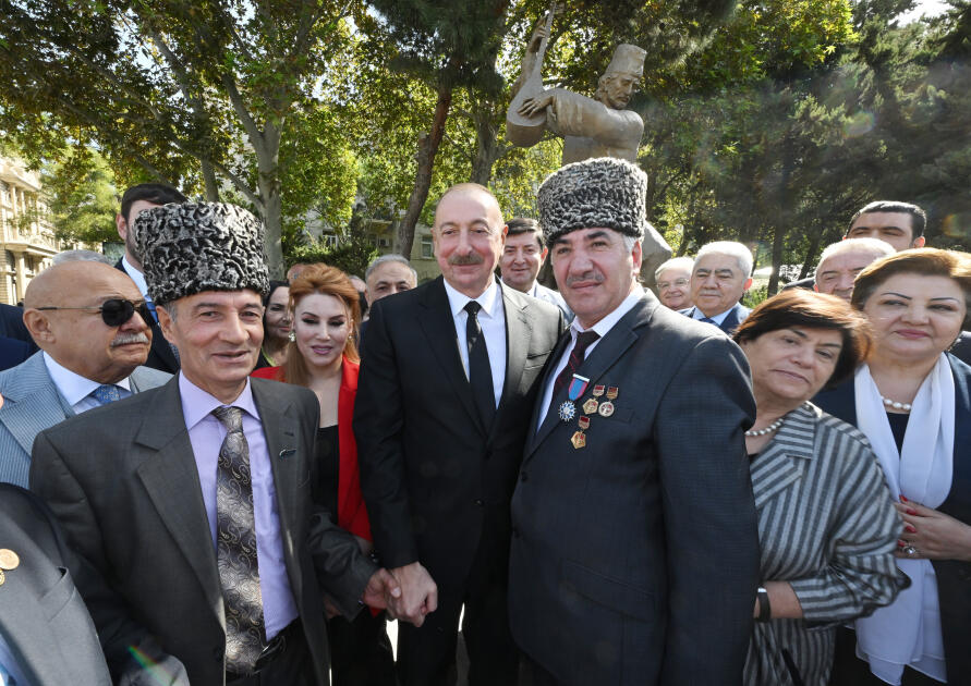 Президент Ильхам Алиев принял участие в открытии в Баку памятника Ашугу Алескеру