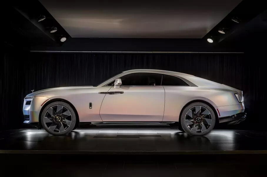 Rolls-Royce окрасил купе Spectre в цвета лунного гало