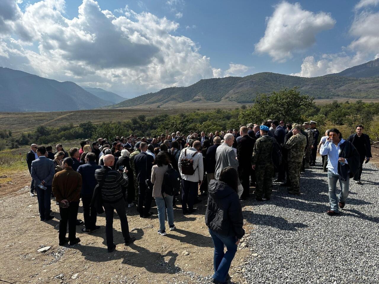 Ağdərədə aşkarlanmış kütləvi məzarlığa baxış keçirilib