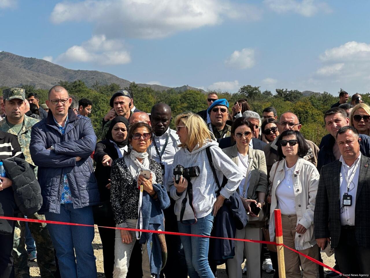 Ağdərədə aşkarlanmış kütləvi məzarlığa baxış keçirilib