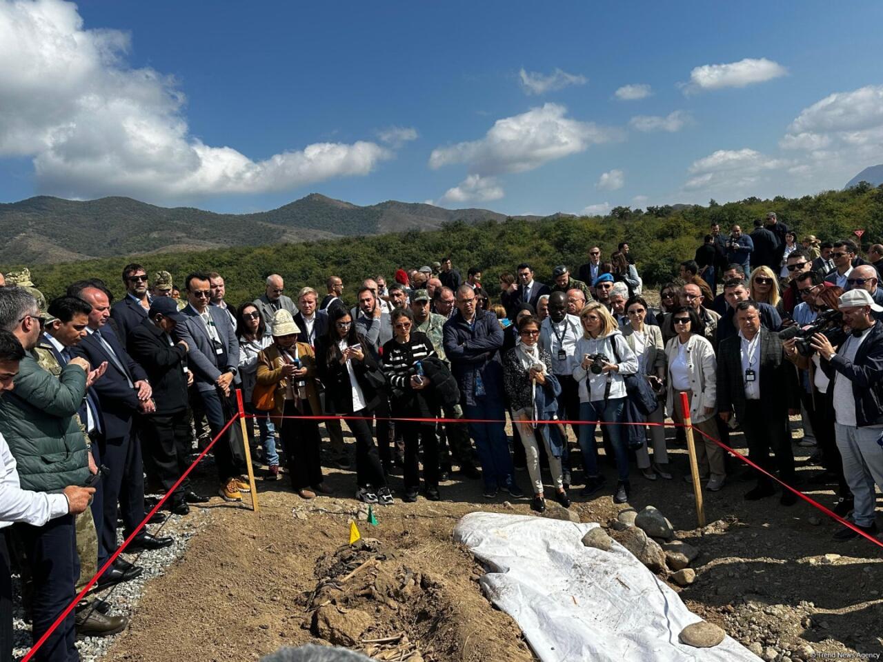 Ağdərədə aşkarlanmış kütləvi məzarlığa baxış keçirilib