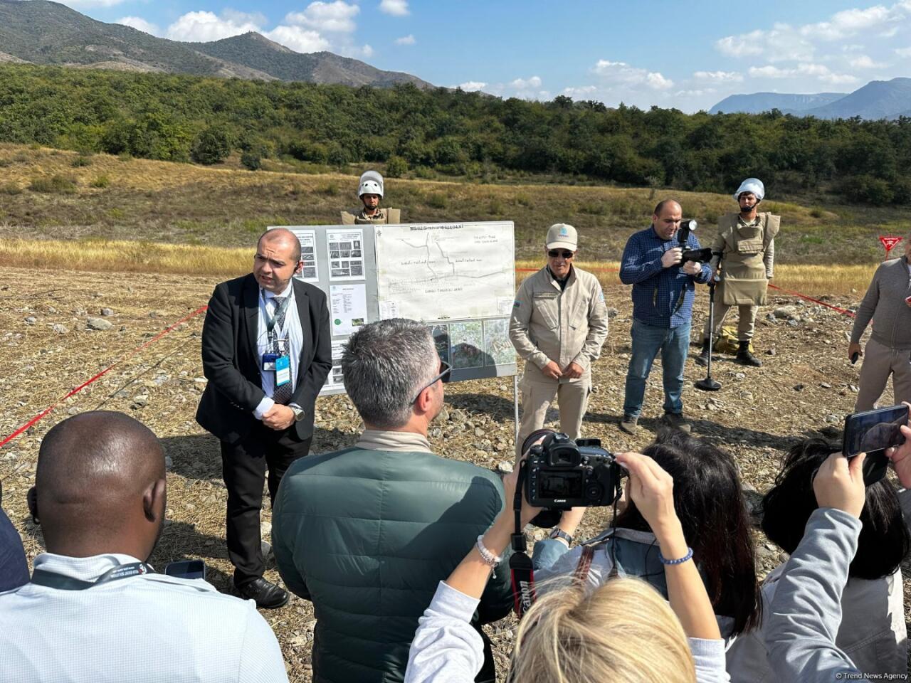 Ağdərədə aşkarlanmış kütləvi məzarlığa baxış keçirilib