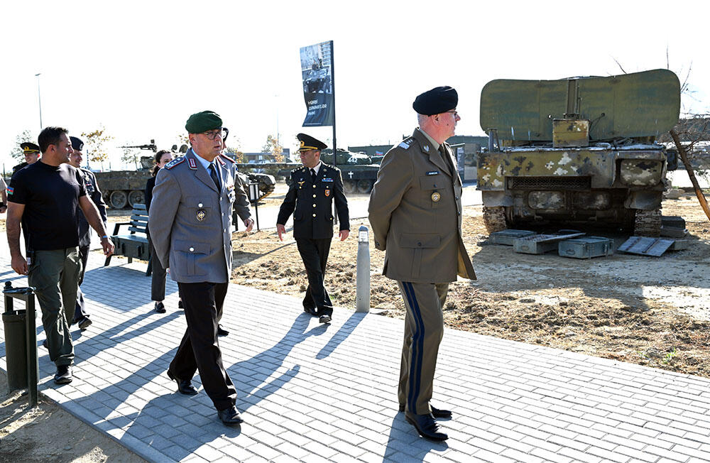 Генерал НАТО в Парке военных трофеев в Баку