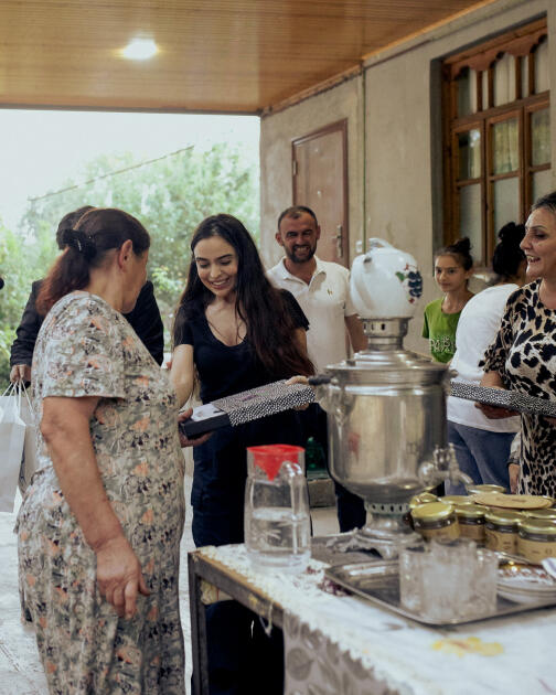 Heydər Əliyev Fondunun vitse-prezidenti Leyla Əliyeva və Bakı Media Mərkəzinin rəhbəri Arzu Əliyeva Qəbələdə “Gənc arıçı” layihəsinin iştirakçısı ilə görüşüblər