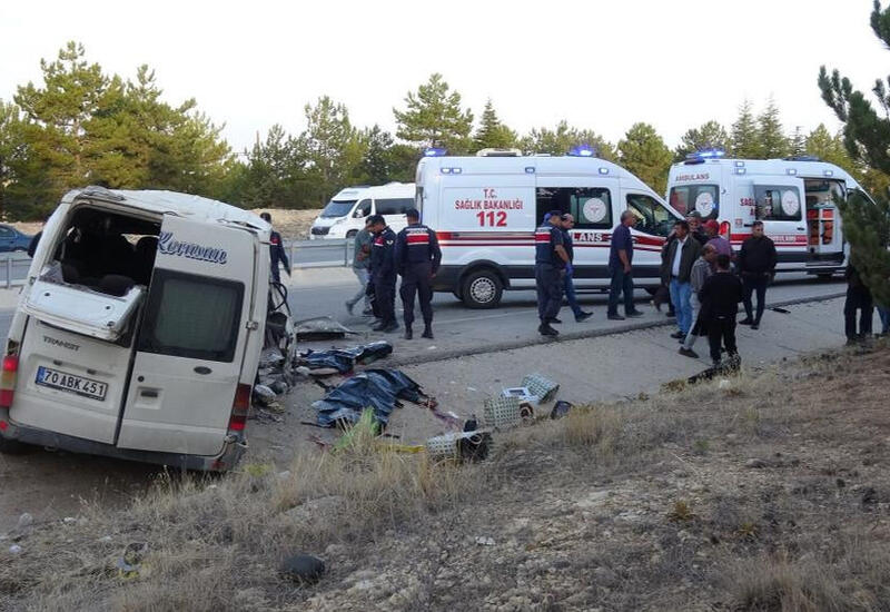 В Турции перевернулся микроавтобус